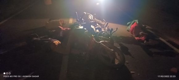 एक बाईक पर सवार चारों को मार भाग गई गाड़ी.. 