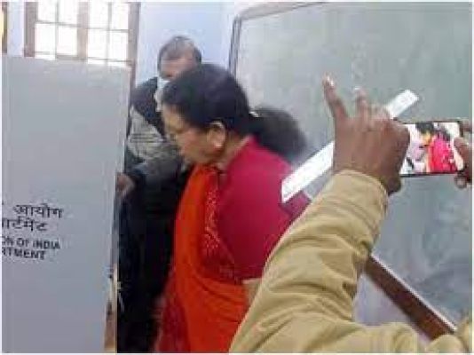 मतदान केंद्र पर फ़ोटो और वीडियो बनाने पर कानपुर की मेयर पर FIR