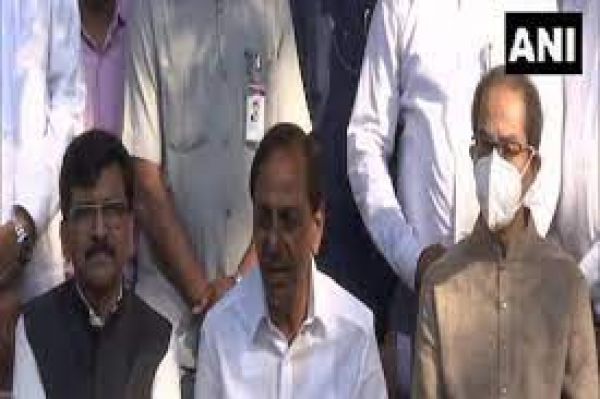 केसीआर-उद्धव मुलाक़ात: तेलंगाना के सीएम ने राजनीतिक गठजोड़ के दिए संकेत