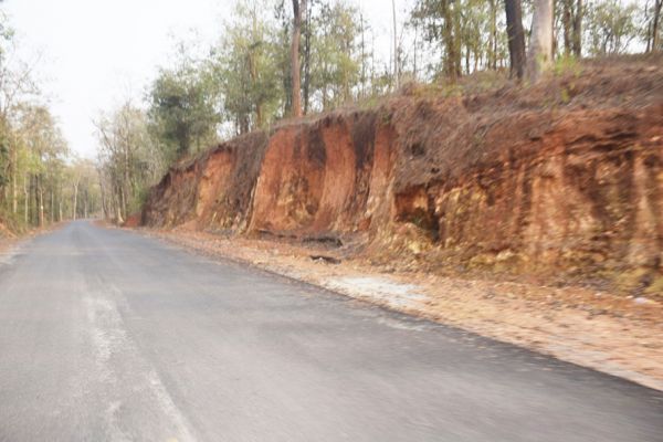 जवानों के खून मिली मिट्टी पर 12 किमी डामर सडक़