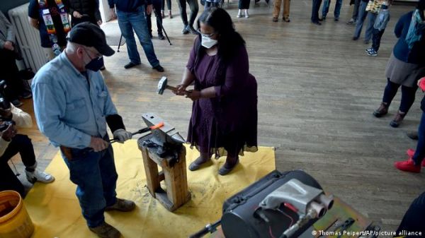बंदूक हिंसा के पीड़ित कुछ इस तरह से कम कर रहे अपना गम