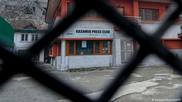 कश्मीर: पत्रकार गौहर गिलानी को ढूंढ रही है पुलिस