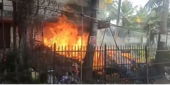 सिम्स परिसर में आग लगने से हड़कंप, दूसरे वार्ड में शिफ्ट किये गये टीबी मरीज