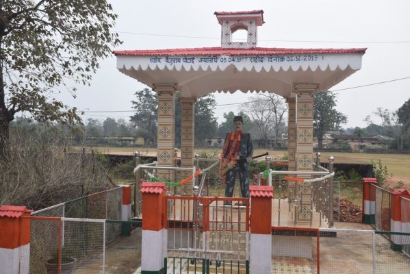  कुख्यात नक्सली के गांव में बनी सडक़