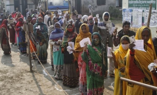 चौथे चरण के लिए चल रही वोटिंग, तीन बजे तक 49.89 प्रतिशत मतदान