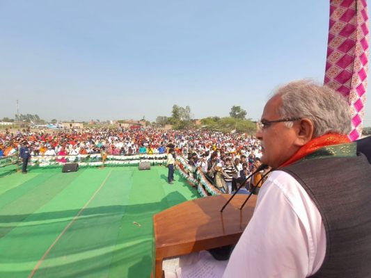 यूपी में व्यापार चौपट, चारों तरफ मंदी और चर्बी निकालने की बात करते हैं- भूपेश