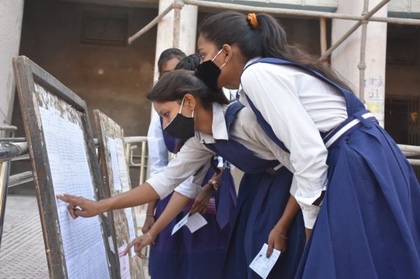 12वीं बोर्ड परीक्षाएं कोरोना प्रोटोकॉल के दायरे में शुरू