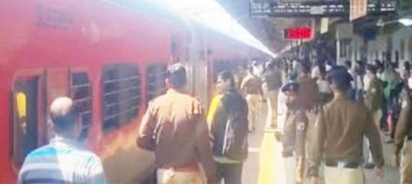 शंकराचार्य कॉलेज के छात्रों का नशे में  ट्रेन में हंगामा