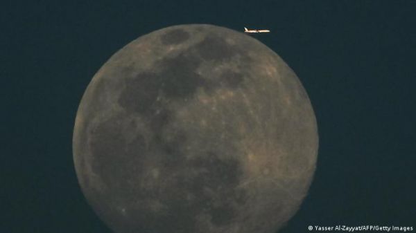 चांद से टकराने वाला है तीन टन कचरा, कर सकता है बड़ा गड्ढा