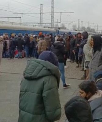 14 किलोमीटर पैदल चलने के बाद भी नहीं खुल रहे खारकीव रेलवे स्टेशन के दरवाजे: भारतीय छात्र