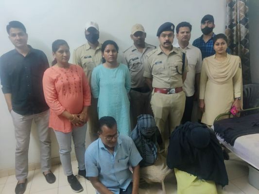 कॉलगर्ल के संग रंगरेलियां मनाते पकड़ाया रसूखदार व्यापारी