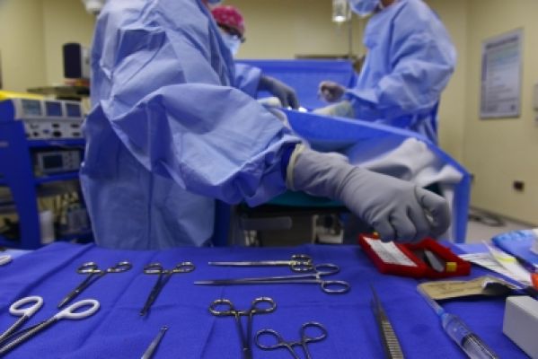 डॉक्टर ने 16 घंटे में 107 आंखों की सर्जरी करके एक नया रिकॉर्र्ड बनाया