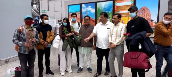 यूक्रेन से लौटे छत्तीसगढ़ के छात्र, विमानतल पर भाजपा ने किया स्वागत 