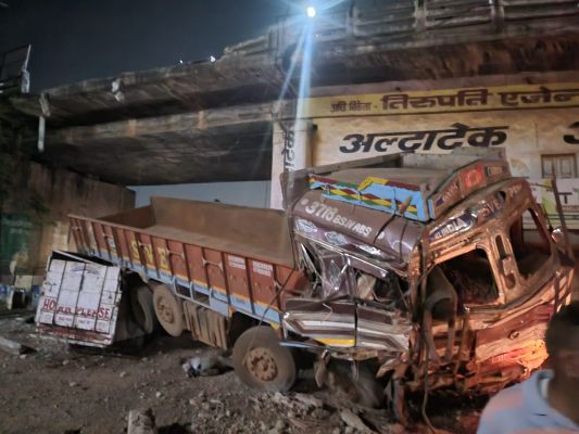 ट्रक-बाईक भिड़ंत में 4 मौतें