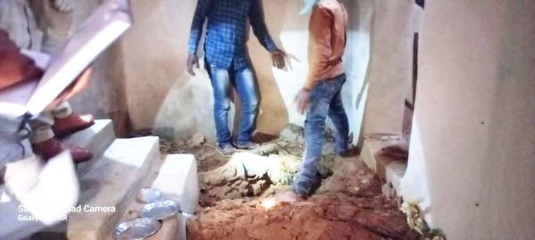 नाबालिग बेटे ने मां-बाप की हत्या कर घर के अंदर किया दफन, गिरफ्तार