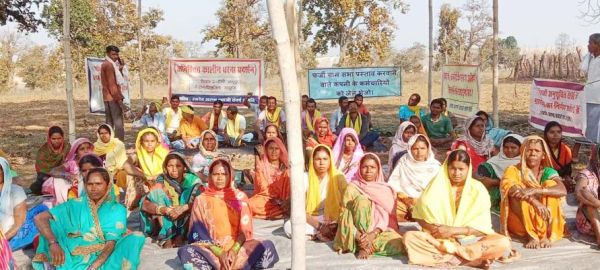 परसा कोल ब्लॉक के लिए जमीन अधिग्रहण और ग्रामसभा प्रस्ताव को निरस्त करने आदिवासियों का बेमुद्दत धरना