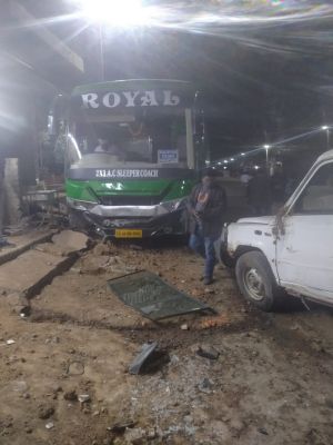 बस की टक्कर से पुलिस गाड़ी पलटी, 5 जवान जख्मी