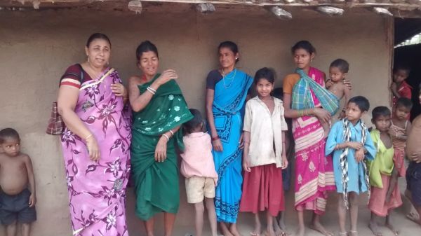 बुलंद हौसलों के साथ अबूझमाड़ के जंगलों में महिलाओं और बच्चों का संवार रहीं जीवन