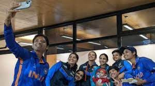 पाकिस्तान की महिला क्रिकेट कप्तान बिस्मिल्लाह मारूफ़ की बेटी और भारतीय महिला क्रिकेटरों का मोहक वीडियो जीत रहा है लोगों का 