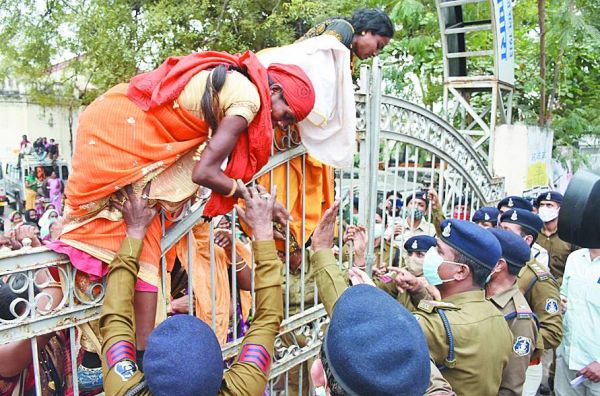 ‘छत्तीसगढ़’ का संपादकीय :  तनाव इतना बढऩे क्यों दिया जाए कि हथियारबंद जवान साथियों को ही मार डालें...