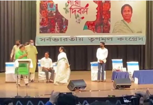 मतभेद की चर्चाओं को झुठलाते हुए TMC की मीटिंग में साथ नजर आए प्रशांत किशोर और ममता बनर्जी