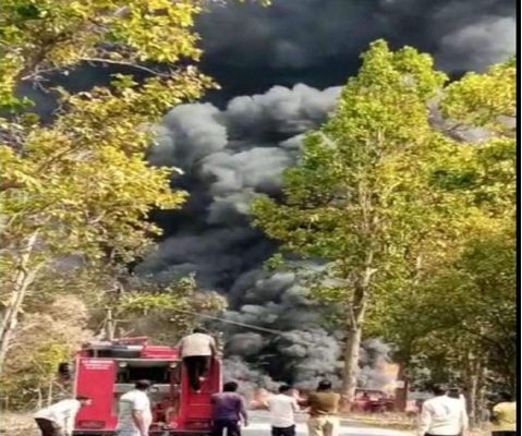 पेट्रोल-डीजल टैंकर पलटा, आग लगने से लगा लंबा जाम