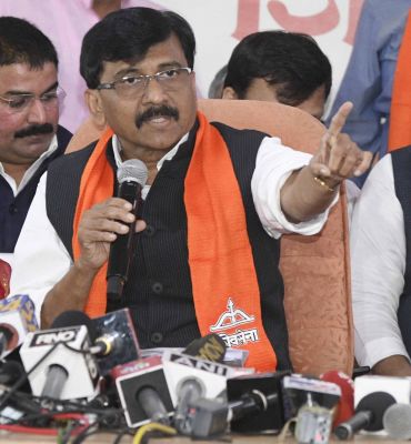 आयकर विभाग के छापों के बाद शिव सेना हुई हमलावर