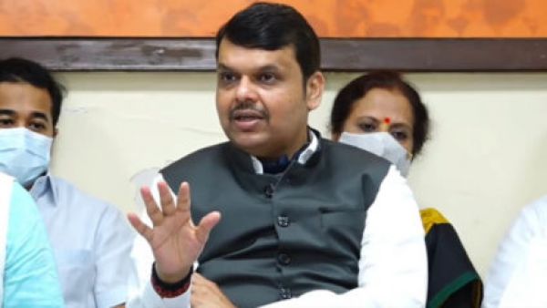 फडणवीस के काफिले पर चप्पल फेंकने को लेकर अज्ञात व्यक्ति के खिलाफ मामला दर्ज