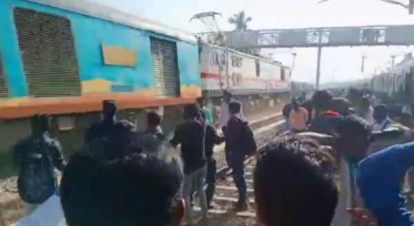कर्नाटक : सैकड़ों यात्री शताब्दी एक्सप्रेस की चपेट में आने से बचे, एक की मौत