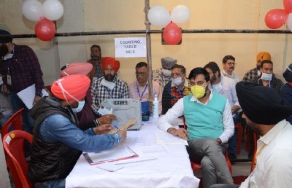 पंजाब : पूर्व सीएम बादल व बेटे सुखबीर पीछे