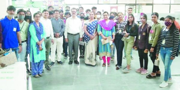 अग्रसेन महाविद्यालय वाणिज्य तथा प्रबंध संकाय विद्यार्थियों का कॉपी इंडस्ट्री का औद्योगिक भ्रमण