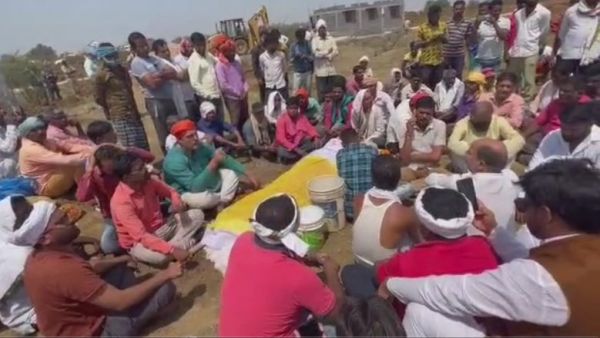 देखें VIDEO : लाश सडक़ पर लेकर बैठे किसान   