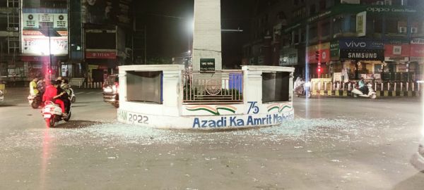 जयस्तंभ चौक पर लगा एल ई डी स्क्रीन तोड़ा, मां बाप को मारने वाले पर था गुस्सा