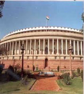 15 वीं लोकसभा में कितने स्नातकोत्तर सांसद थे?