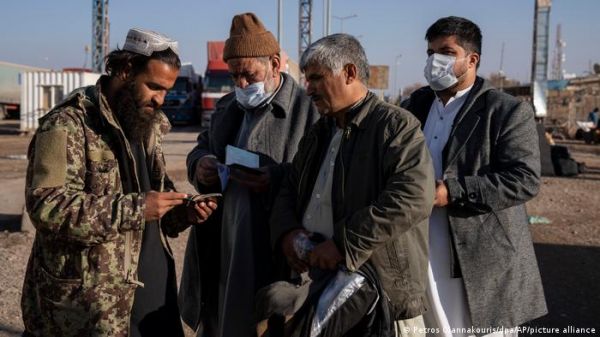 'अफगानिस्तान में भविष्य नहीं' कह कर देश छोड़ रहे लोग 