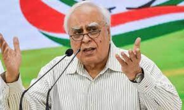 सिब्बल ने गांधी परिवार को नेतृत्व छोड़ने की सलाह दी, कई कांग्रेस नेताओं ने उन पर निशाना साधा