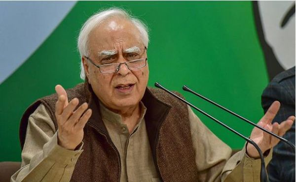 गांधी परिवार पर कमेंट को लेकर निशाने पर कपिल सिब्‍बल, पार्टी नेताओं ने कहा-आरएसएस और भाजपा की..