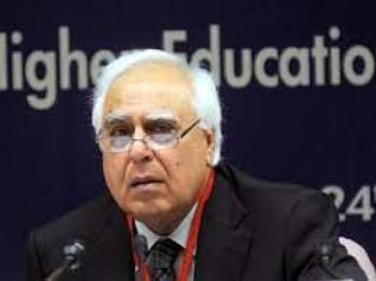 सिब्बल के गांधी परिवार पर हमले के बाद कांग्रेस का पलटवार, क्या कहा?