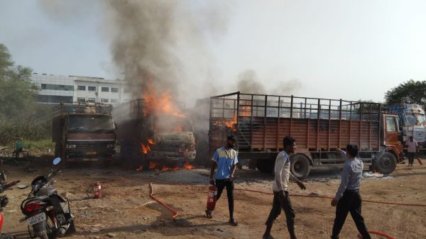 यार्ड में खड़े तीन ट्रकों में आग