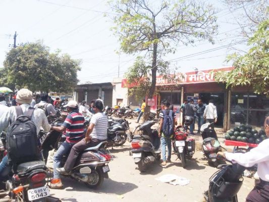  दोपहर से शराब दुकानों में शौकीनों की भीड़, होली के एक दिन पहले रिकार्ड तीन करोड़ से ज्यादा की बिक्री