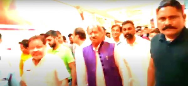 VIDEO : समर्थकों के साथ कश्मीर फाइल्स देखने पहुंचे बृजमोहन-सोनी