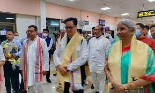 भाजपा विधायकों के साथ बैठक में शामिल होने को इंफाल पहुंचे सीतारमण और रिजिजू