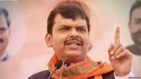 कॉल रिकॉर्ड, वीडियो फ़ुटेज जैसी गोपनीय जानकारियों से घेर रहे हैं फडणवीस