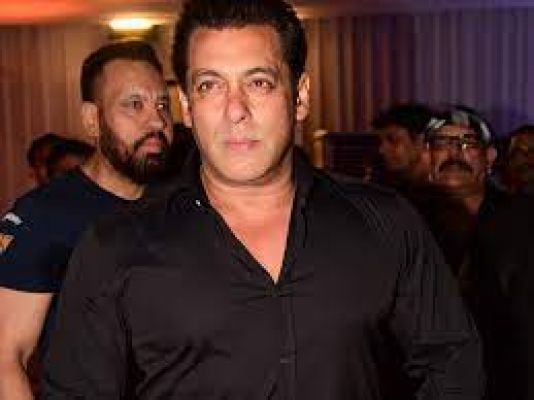 अदालत ने पत्रकार की शिकायत पर सलमान खान और उनके अंगरक्षक को जारी किया समन