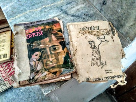 किताबें इस आशंकित जीवन से हारती गईं...