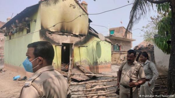 टीएमसी नेता की हत्या के बाद आठ लोगों को जिंदा जलाया, कई अस्पताल में