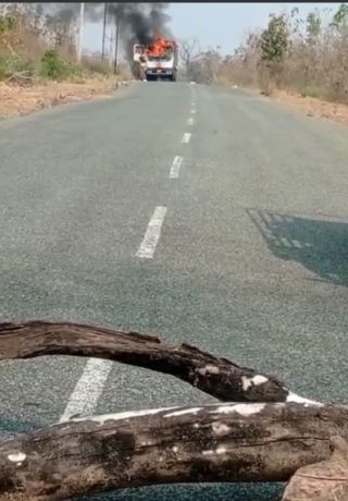 नक्सलियों ने टिप्पर फूंका