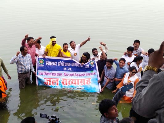 स्वास्थ्य संयोजकों ने बूढ़ातालाब में आधा डूब कर विरोध जताया