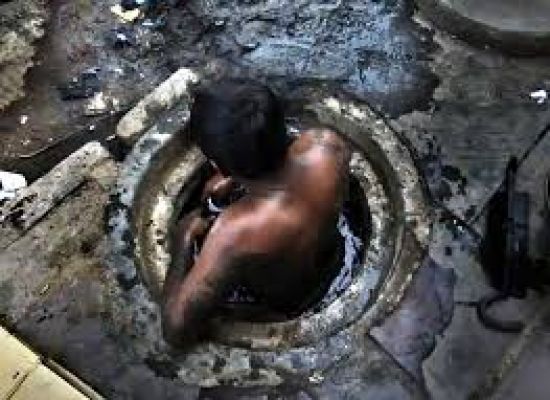 सेफ्टी टैंक में सफाई के लिए उतरे चार मजदूरों की दम घुटने से मौत