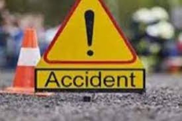 दरगाह से लौट रही श्रद्धालुओं की कार चाय की दुकान में घुसी, 4 की मौत, 5 घायल